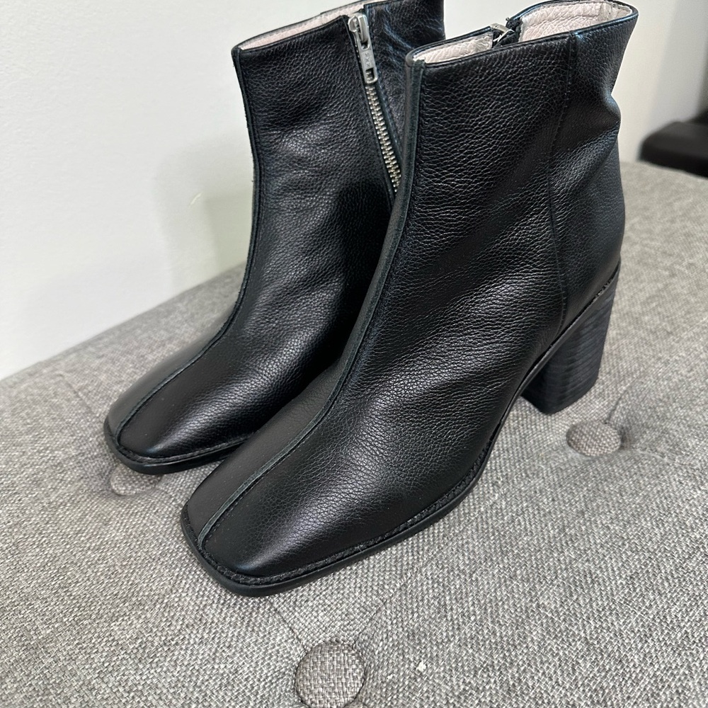 Elegant Black Leather Heeled Boots - Picture 3 of 10